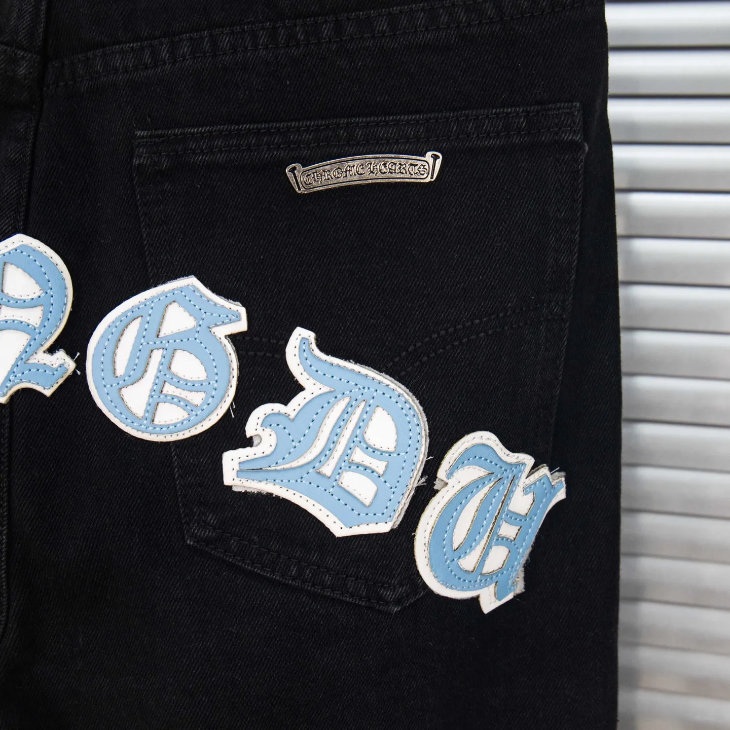 P260 Chrome Hearts Black Pants, Sanskrit Blue and White Multi-Leather Jeans. CH jeans need to be washed and then disassembled and hand-stitched with sheepskin cross leather and then spliced ​​together. The whole piece has too many craftsmanship to explain. The patchwork is decorated with cross patterns and the high-waisted washed jeans! ! Absolutely high-end luxury products, god-level single products and super popular products, made with top heavy industry, a must-see magic weapon. Customized hardware. The fabric is thick and soft after washing. It has good breathability. Customized small leather label. Unique design. The details are simple and elegant, and the workmanship is exquisite. The entire trousers are neatly routed and the details are in place! It’s so cool that both men and women can easily control the genderless trend! Style number: 1801# Color: black Size: 28 30 32 34